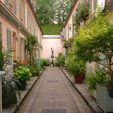 Dupleix 75m2 Sur Cour Arboree Apartment